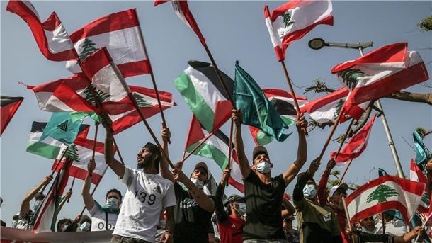 Anhänger der Hisbollah schwenken libanesische und palästinensische Fahnen während einer Solidaritätskundgebung mit den Palästinensern in Jerusalem.