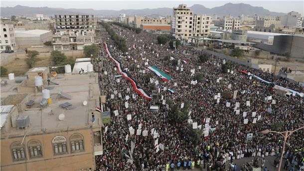 WHO rechnet Freitag mit Grenzöffnung in Rafah    Anhänger der Huthi versammeln sich in Jemens Hauptstadt Sanaa bei einer Kundgebung zur Unterstützung der palästinensischen Bevölkerung.