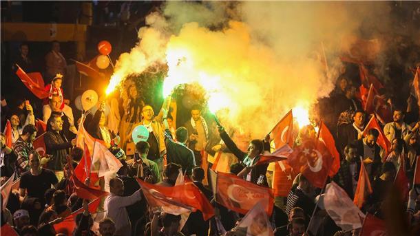 Türkische Opposition nach Wahlerfolg im Aufwind Anhänger der Mitte-Links-Partei CHP feiern vor dem Rathaus in der türkischen Hauptstadt Ankara.