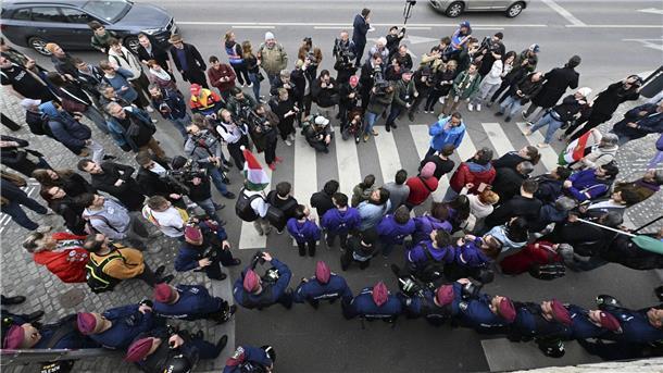 Anhänger der Opposition demonstrieren vor dem Parlament gegen die Verfassungsänderungen, durch die non-binäre Personen nicht als solche anerkannt werden und Verbote öffentlicher Veranstaltungen nicht-heresosexueller Gemeinschaften möglich machen.