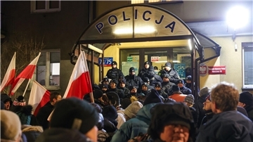 Anhänger der Partei Recht und Gerechtigkeit (PiS) protestieren gegen die Festnahme der beiden Abgeordneten.