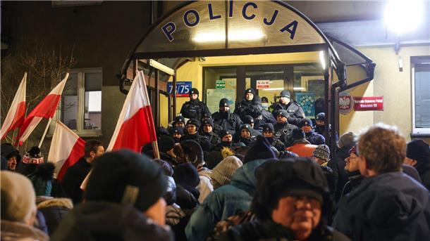 Anhänger der Partei Recht und Gerechtigkeit (PiS) protestieren gegen die Festnahme der beiden Abgeordneten.