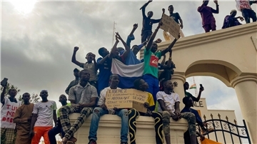 Anhänger der regierenden Junta von Niger jubeln auf der Straße. Am 26. Juli hatten Offiziere der Präsidialgarde im Niger den demokratisch gewählten Präsidenten Mohamed Bazoum entmachtet.