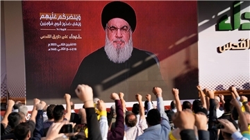 Anhänger der vom Iran unterstützten Hisbollah erheben in Beirut ihre Fäuste und jubeln, als Hisbollah-Führer Hassan Nasrallah während einer Kundgebung zum Gedenken an in den vergangenen Wochen getötete Hisbollah-Kämpfer über eine Videoverbindung erscheint.
