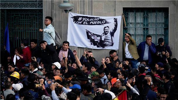 Nach Putschversuch in Bolivien: 17 Militärs festgenommen Anhänger des bolivianischen Präsidenten Luis Arce auf der Plaza Murillo in La Paz.