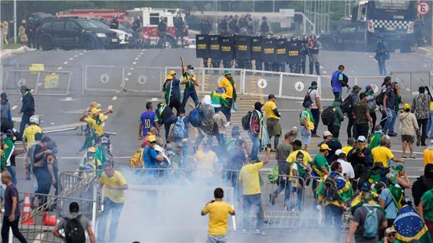 Anhänger des ehemaligen brasilianischen Präsidenten Bolsonaro stoßen während einer Demonstration vor dem Palacio do Planalto mit der Polizei zusammen.