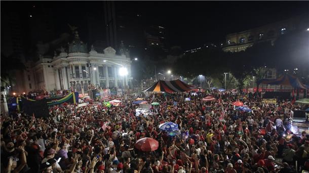 Anhänger des ehemaligen Präsidenten da Silva feiern in der Nacht in der Innenstadt von Rio de Janeiro seinen Wahlsieg.