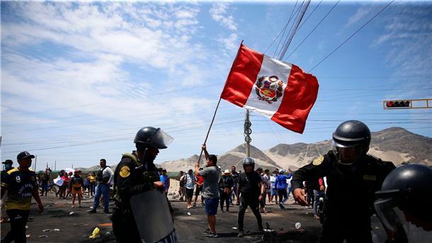 Proteste in Peru: Präsidentin will Kabinett umbilden Anhänger des gestürzten peruanischen Präsidenten Castillo protestierten am vergangenen Donnerstag auf der Panamerikanischen Nordautobahn.