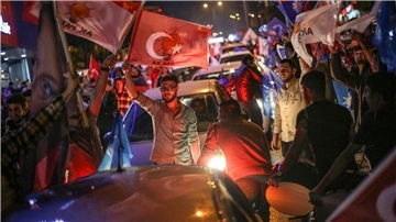 Anhänger des türkischen Präsidenten Erdogan feiern nach dem Ergebnis der Stichwahl im türkischen Kahramanmaras.