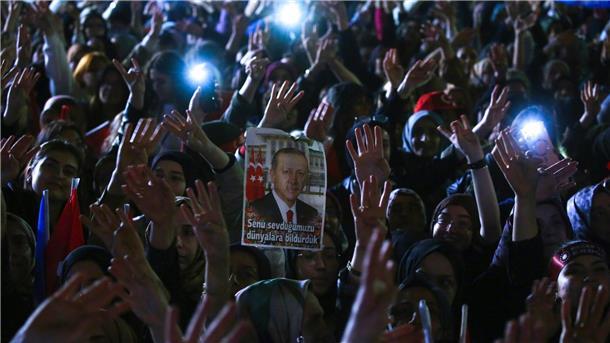 Stichwahl um Präsidentenamt in Türkei - So geht es weiter Anhänger des türkischen Präsidenten Erdogan jubeln in der Parteizentrale in Ankara.