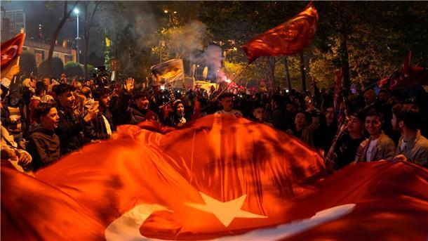 Anhänger des türkischen Präsidenten Erdogan jubeln vor dem Sitz der AKP (Partei für Gerechtigkeit und Entwicklung) in Istanbul.