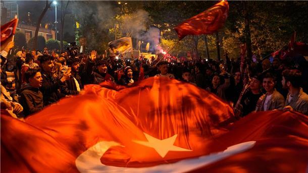 Anhänger des türkischen Präsidenten Erdogan jubeln vor dem Sitz der AKP in Istanbul.