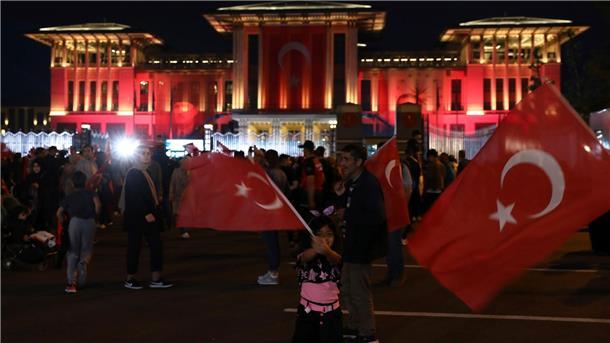 Erdogan gewinnt Präsidentschaftswahl in Türkei Anhänger des türkischen Präsidenten Erdogan versammeln sich vor dem Präsidentenpalast.