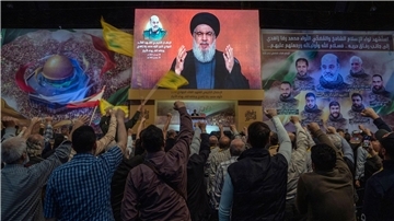 Anhänger jubeln Hisbollah-Generalsekretär Hassan Nasrallah in Beirut bei einer per Videolink übertragenen Fernsehansprache zu. Nasrallah wird nicht müde, den Erfolg der Hisbollah und die „Erschöpfung des Feindes“ Israel zu betonen.