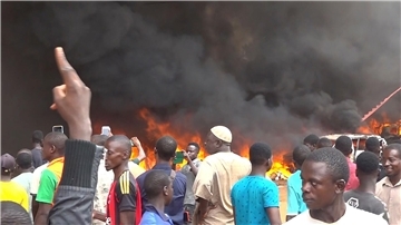 Anhänger meuternder Soldaten sind auf den Straßen von Nigers Hauptstadt Niamey unterwegs, das Hauptquartier der Regierungspartei steht in Flammen. Das Militär hat erklärt, die Forderung der Putschisten nach einem Ende der Amtszeit von Präsident Bazoum zu unterstützen.