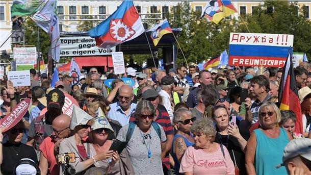 Demo: 2000 Menschen gegen Bundesregierung in Magdeburg Anhänger rechter Gruppierungen protestieren gegen die Politik der Bundesregierung während einer Versammlung mit Teilnehmern aus dem rechten Spektrum auf dem Domplatz in Magdeburg.