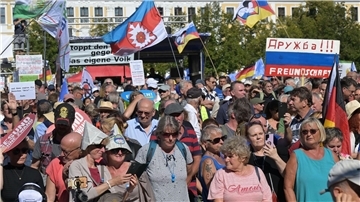 Anhänger rechter Gruppierungen protestieren gegen die Politik der Bundesregierung während einer Versammlung mit Teilnehmern aus dem rechten Spektrum auf dem Domplatz in Magdeburg.