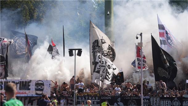 Ohne Trapp: Frankfurt meistert Auftakthürde im DFB-Pokal Anhänger von Eintracht Frankfurt zündeten zu Spielbeginn Rauchbomben.