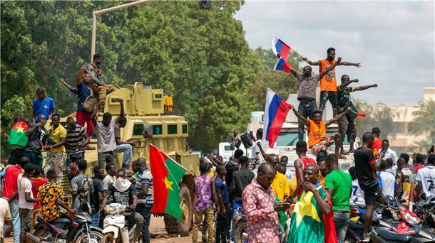 Anhänger von Hauptmann Traore jubeln mit russischen Fahnen in den Straßen von Burkina Fasos Hauptstadt Ouagadoudou.