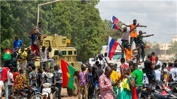 Anhänger von Hauptmann Traore jubeln mit russischen Fahnen in den Straßen von Burkina Fasos Hauptstadt Ouagadoudou.