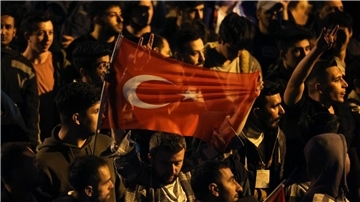 Anhänger von Kilicdaroglu, dem 74-jährigen Vorsitzenden der Mitte-Links- und pro-säkularen Republikanischen Volkspartei (CHP), jubeln vor der Parteizentrale in Ankara.