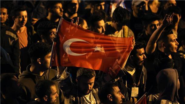 Anhänger von Kilicdaroglu, dem Vorsitzenden der Mitte-Links- und pro-säkularen Republikanischen Volkspartei (CHP), jubeln vor der Parteizentrale in Ankara.