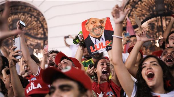 Anhänger von Lula da Silva feiern in der Innenstadt von Rio de Janeiro.
