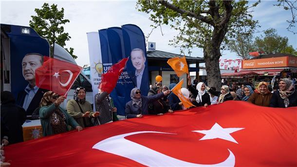 Grüne: Türkei-Wahl bietet Chance für Rückkehr zur Demokratie Anhnänger des amtierenden türkischen Präsidenten Recep Tayyip Erdogan während einer Wahlkampfveranstaltung.