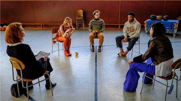 Sexuelle Revolution: Wie man 2022 Nacktszenen im TV dreht Anja (Annette Frier, l-r), Nele (Magdalena Laubisch), Dennis (Anselm Bresgott), Ben (Dimitri Abold) und Zoé (Malaya Takeda) in einer Szene aus „Love Addicts“.