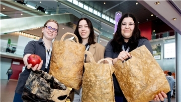 Anja Armstrong (l-r), Jennifer Boronowska und Seyma Celik stellen bei „Jugend forscht“ ihre kompostierbaren Einwegtüten vor.