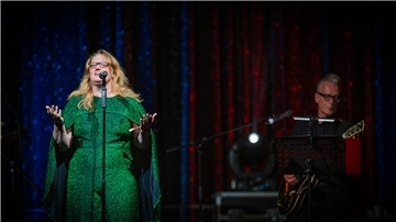 Anja Butzkus gewinnt mit „You‘ll never walk alone“ und zeigt, wie schön die Fußball-Hymne klingen kann.