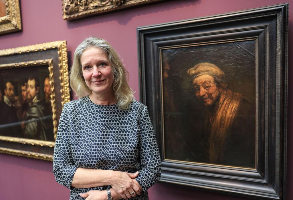 Rembrandts Comedy-Seite Anja Sevcik steht zwischen einem Selbstbildnis von Peter Paul Rubens unter Freunden (links) und einem Selbstbildnis von Rembrandt (rechts).