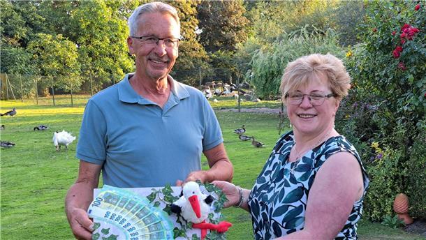 Anja Thieling, Betreiberin des Markant-Marktes in Tossens, übergibt 1000 Euro an Udo Hilfers, den Leiter der Storchenstation in Berne.