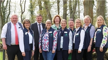 Anke Dittmers (vorne von links), Silke Gehlken, Doris Brünjes, Regina Witten, Heike Mohrmann und Sabine Lange nahmen die Glückwünsche von Alexander von Hammerstein (hinten v.l.), Carsten Stock, Thea Tomforde und Doris Brandt entgegen. Fotos: Baucke.