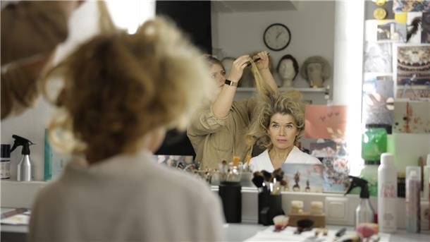 „Mutter“: Acht Mal Anke Engelke Anke Engelke hat viele Talente - auch eine Mutter zu spielen.