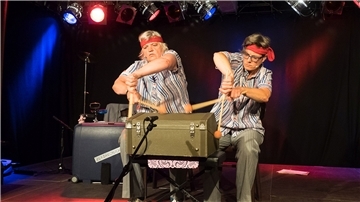 Anke Hundius und Annette Kayser sind das Duo A Quadrat und trommeln auf allem, was ein Geräusch verspricht. Am 1. Oktober sind sie im Cultimo zu erleben. 