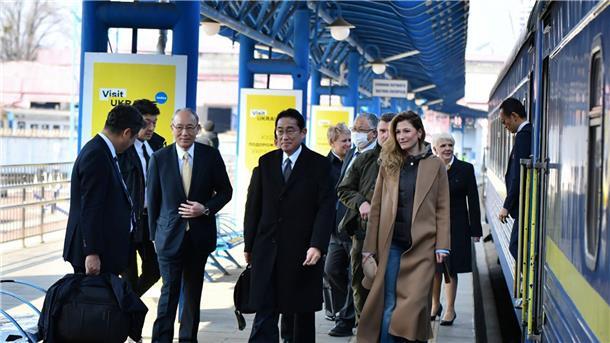 Japans Ministerpräsident Fumio Kishida besucht Ukraine Ankuft von Fumio Kishida (M) in Kiew.