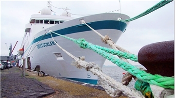 Ankunft als „Deutschland“, Abfahrt als „World Odyssey“. 