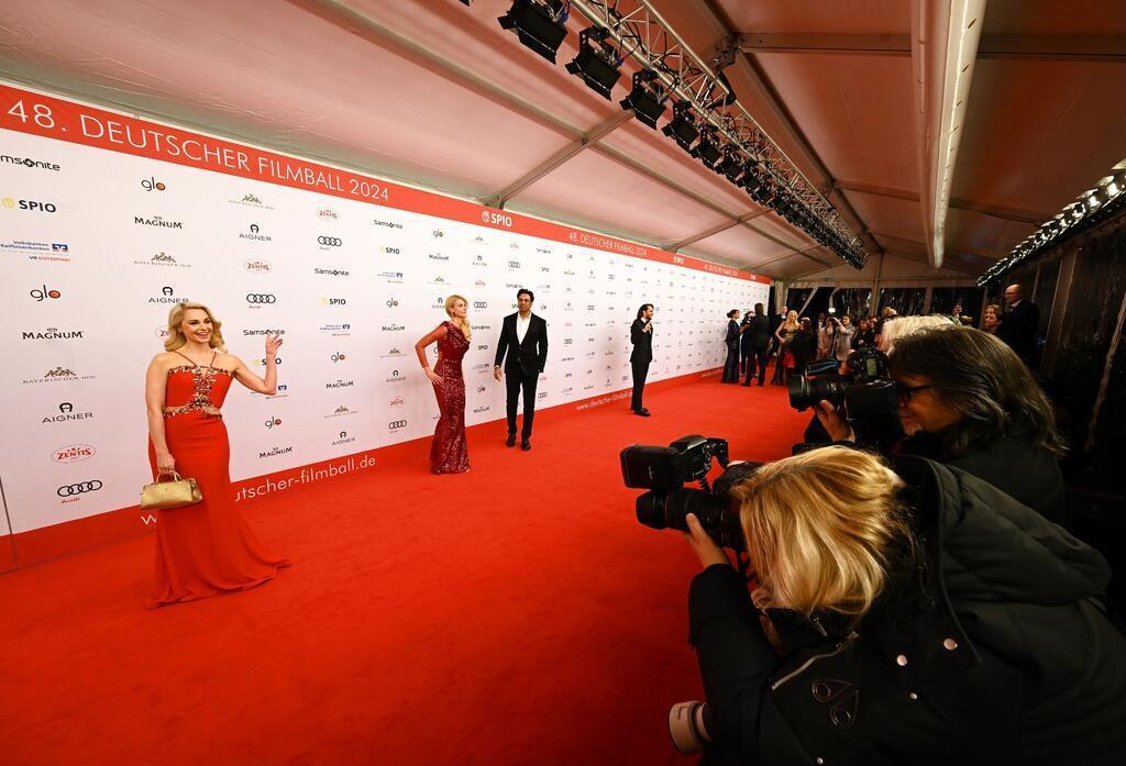 „Endlich wieder Filmball“: Promis feiern Kinojahr in München Ankunft auf dem roten Teppich.