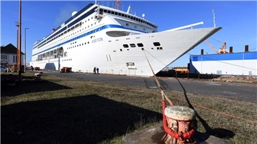 Ankunft im Kaiserdock II: Der Kreuzliner „Ambition“ wird fünf Wochen lang auf der Lloyd Werft überholt. 