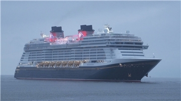 Ankunft im Morgengrauen: Die „Disney Wish“ wird künftig von den USA aus fahren.