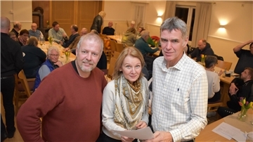 Anlässlich der Jahreshauptversammlung besprechen sich (von links) der 2. Vorsitzender Volker Bliefernich, Schriftführerin Tanja Thielemann und Vorsitzender Gerd Timmermann.
