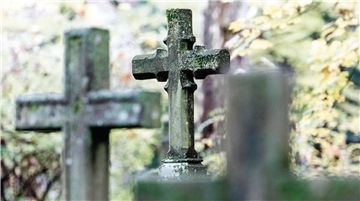 Kreuze auf einem Friedhof