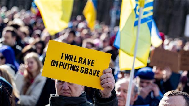 Tausende Menschen erinnern an den Angriff auf die Ukraine Anlässlich des zweiten Jahrestags der russischen Angriffskriegs auf die Ukraine finden in Deutschland vielerorts Aktionen und Kundgebungen in Solidarität mit der Ukraine statt - wie hier am Brandenburger Tor in Berlin.