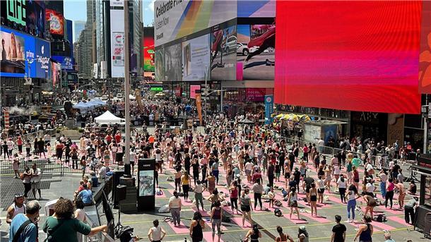 Anlass für das Massen-Yoga ist der Welt-Yoga-Tag am 21. Juni. 