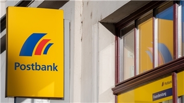 Anleger werfen der Deutschen Bank vor, ihnen bei der Komplettübernahme der Postbank ein viel zu niedriges Angebot für ihre Aktien unterbreitet zu haben.
