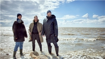 Ann Kathrin Klaasen (Picco von Groote) neben ihren Kollegen Rupert (Barnaby Metschurat) und Frank Weller (Christian Erdmann) vor einer angespülten Leiche.