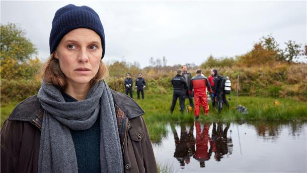 Ann Kathrin Klaasen (Picco von Groote) steht an der Stelle im Moor, an der eine Leiche gefunden wurde.