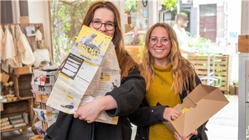 Ann-Kristin Hitzemann (li.) und Nina Vogel verteilen den neuen Stadtplan mit Geheimtipps.