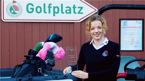Top: Anna-Christin Kaiser aus Sittensen gewinnt Golfverband-Nachwuchspreis Anna-Christin Kaiser mit Pokal und Urkunde.